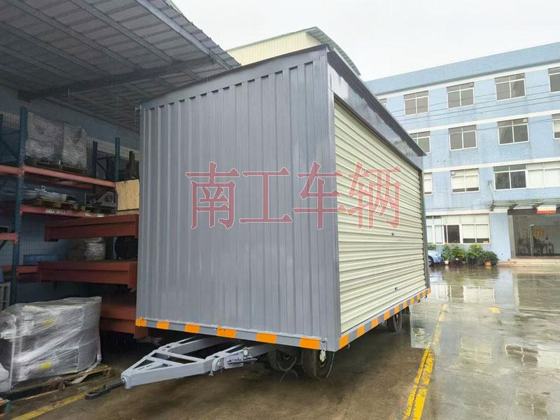 10吨箱式乐玩在线手机版(大中国区)两侧带卷帘门 牵引雨篷拖车